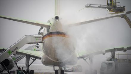 Auch der Airbus der Flugbereitschaft musste am Montagmorgen enteist werden. An Bord war Bundeskanzler Olaf Scholz (SPD) auf dem Weg nach Paris.