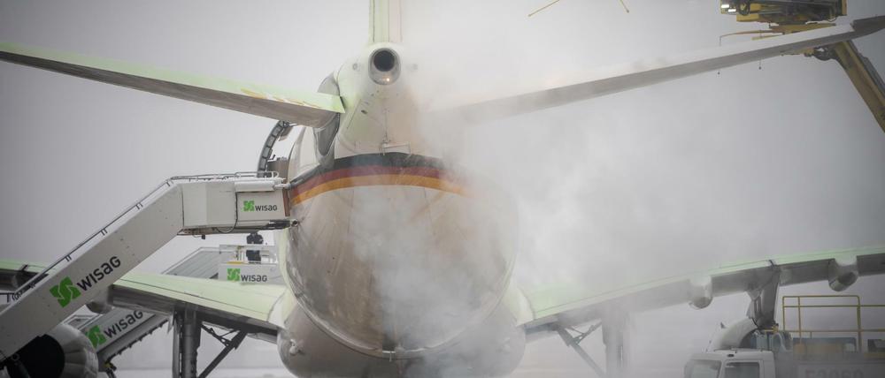 Auch der Airbus der Flugbereitschaft musste am Montagmorgen enteist werden. An Bord war Bundeskanzler Olaf Scholz (SPD) auf dem Weg nach Paris.