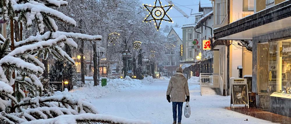 Adventszeit in Bad Wörishofen. Die Fußgängerzone ist leer, wegen des kalten Winterwetters und wegen der Corona-Regel 2G beim Einkaufen.
