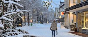 Adventszeit in Bad Wörishofen. Die Fußgängerzone ist leer, wegen des kalten Winterwetters und wegen der Corona-Regel 2G beim Einkaufen. 
