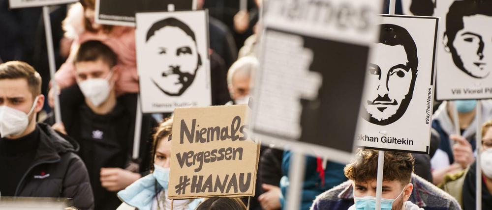 Niemals vergessen: Teilnehmer bei einer Kundgebung am Jahrestag des Anschlags 2021