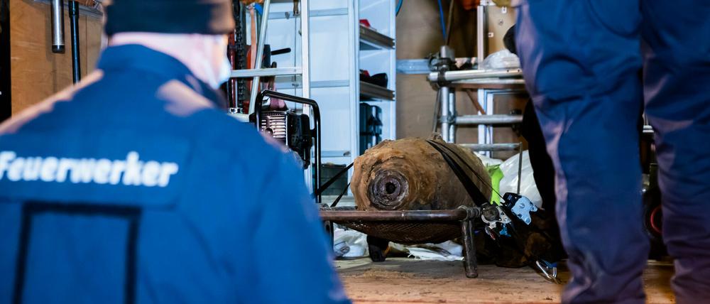 Beamte des Kampfmittelräumdienstes der Berliner Polizei verladen die Bombe aus dem Zweiten Weltkrieg nach ihrer Entschärfung auf dem Gelände des Jüdischen Krankenhauses in einen LKW.