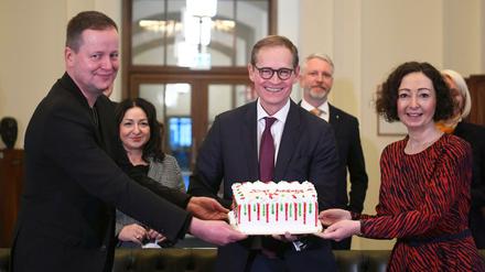 Kultursenator Klaus Lederer (Die Linke, l-r), der Regierende Bürgermeister Michael Müller (SPD) und Wirtschaftssenatorin Ramona Pop kommen zur letzten Sitzung des "alten" Berliner Senats im Roten Rathaus zusammen.