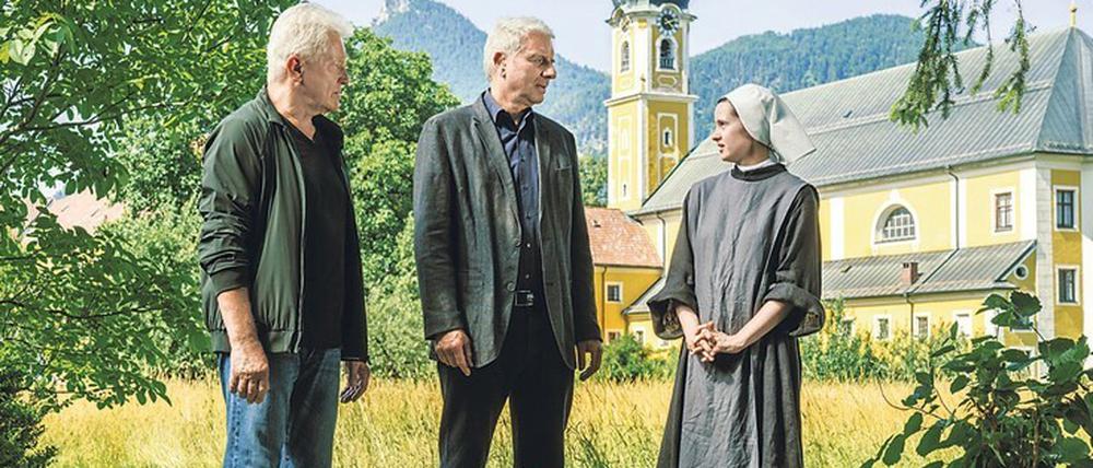 „Glauben Sie an Gott?“ Ivo Batic (Miroslav Nemec, links) und Franz Leitmayr (Udo Wachveitl) verhören Schwester Antonia (Maresi Riegner). 