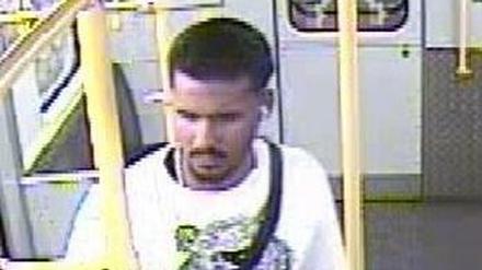 Mit Fotos von Überwachungskameras der BVG fahndet die Polizei nach diesem Mann. 