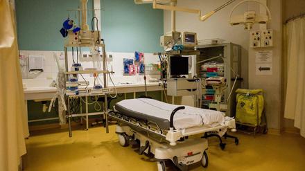 Ein Bett in einem Traumaraum in Frankreich, das voll ausgestattet ist, um einen Corona-Patienten aufzunehmen. (Symbolbild)