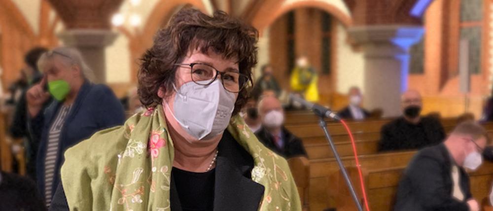 Nach der Wahl: Bezirksbürgermeisterin Maren Schellenberg (Grüne), in dem Kasten liegt die Amtskette.
