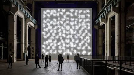 Robert Irwins Installation „Light and Space (Kraftwerk Berlin)“ beleuchtet die Turbinenhalle.