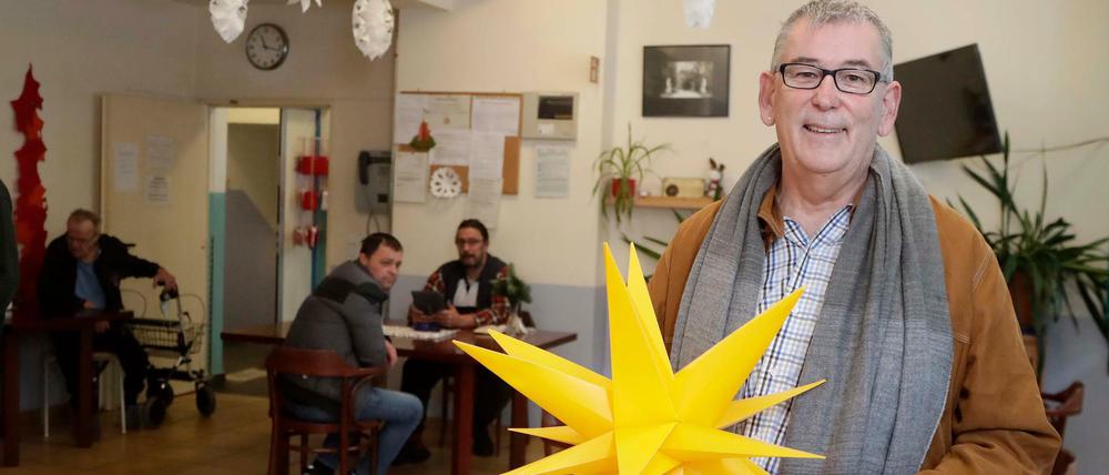 Freuen sich auf Spenden: Leiter Ulrich Davids und Bewohner des Hauses Nostitz im Speisesaal.