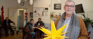 Freuen sich auf Spenden: Leiter Ulrich Davids und Bewohner des Hauses Nostitz im Speisesaal.