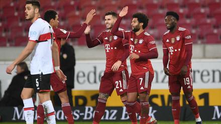 Die Bayern bejubeln ihr Tor zum 1:0 durch Serge Gnabry.