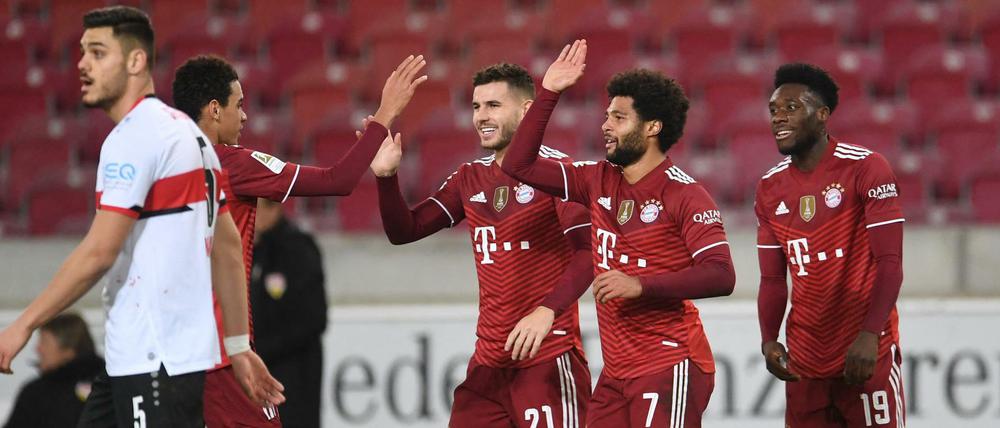 Die Bayern bejubeln ihr Tor zum 1:0 durch Serge Gnabry.