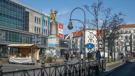 Der Neuköllner Hermannplatz: Gehen den schweren Metallzaun raste der SUV-Fahrer.