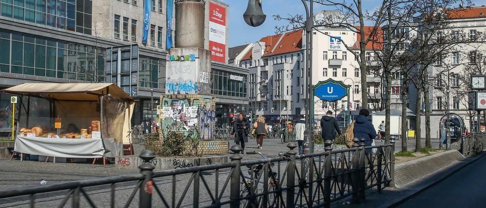 Der Neuköllner Hermannplatz: Gehen den schweren Metallzaun raste der SUV-Fahrer.