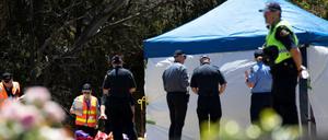 Beamte von Worksafe Tasmania inspizieren am 16. Dezember 2021 eine Hüpfburg in der Hillcrest Primary School in Devonport, Tasmanien.