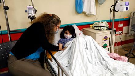 Symptome von Covid-19 können auch nach milden Verläufen der Erkrankung und auch bei jungen Patient:innen fortbestehen.