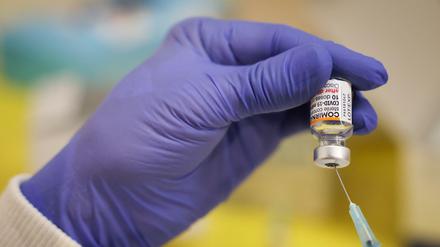 In Schleswig-Holstein wird eine Spritze mit dem Impfstoff von Biontech/Pfizer aufgezogen.