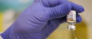 In Schleswig-Holstein wird eine Spritze mit dem Impfstoff von Biontech/Pfizer aufgezogen.