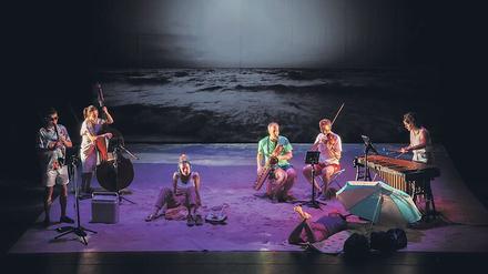 Eindringlich. Das Zafraan Ensemble spielt Barbara Morgensterns Musik zu Helgard Haugs Inszenierung. 