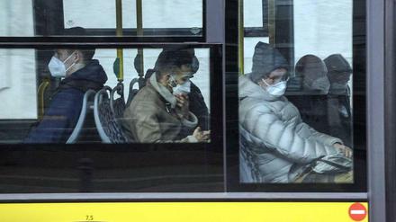 Ab 13. Dezember werden 50 Euro fällig, wenn man bei der BVG ohne 3G-Nachweis erwischt wird. Wer außerdem keine Maske trägt, muss weitere 50 Euro zahlen.