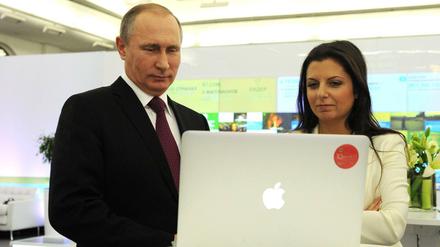 Ein Herz und eine Seele. Der russische Präsident Wladimir Putin und Margarita Simoyan, Chefredakteurin von RT (früher Russia Today).