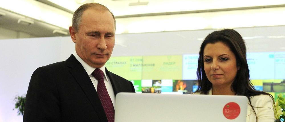 Ein Herz und eine Seele. Der russische Präsident Wladimir Putin und Margarita Simoyan, Chefredakteurin von RT (früher Russia Today).