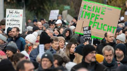 Gegen Impfpflicht, darauf kann sich die diffuse Szene der Querdenker einigen.