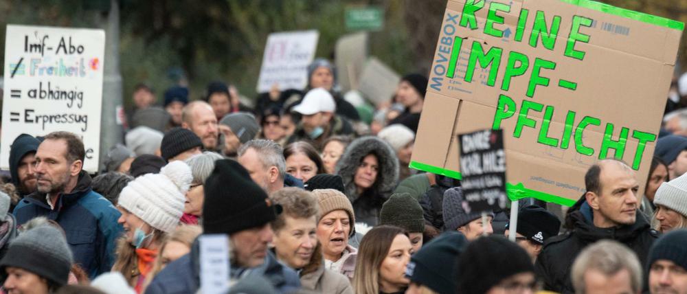Gegen Impfpflicht, darauf kann sich die diffuse Szene der Querdenker einigen.