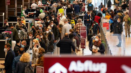 Vor dem Weihnachtsansturm: Das Hauptterminal des Flughafens BER in Schönefeld. 