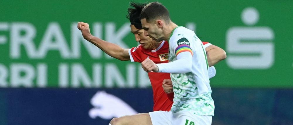 Umkämpftes Duell. Unions Genki Haraguchi im Duell mit dem Fürther Kapitän Branimir Hrgota.