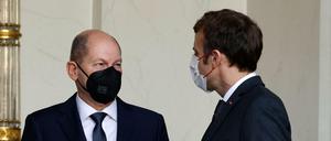 Bundeskanzler Olaf Scholz mit Präsident Emmanuel Macron im Elysee-Palast. 