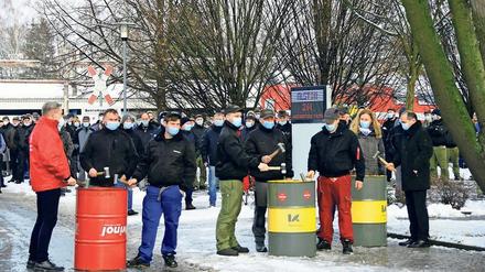 Aufgeheizte Stimmung. Auf dem Werksgelände von Alstom in Görlitz demonstrieren Mitarbeiter gegen den Abbau von Arbeitsplätzen. Der französische Zug- und Bahntechnik-Hersteller will an mehreren Standorten in Deutschland Stellen abbauen.