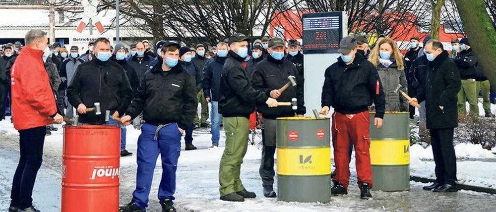 Aufgeheizte Stimmung. Auf dem Werksgelände von Alstom in Görlitz demonstrieren Mitarbeiter gegen den Abbau von Arbeitsplätzen. Der französische Zug- und Bahntechnik-Hersteller will an mehreren Standorten in Deutschland Stellen abbauen.