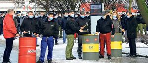 Aufgeheizte Stimmung. Auf dem Werksgelände von Alstom in Görlitz demonstrieren Mitarbeiter gegen den Abbau von Arbeitsplätzen. Der französische Zug- und Bahntechnik-Hersteller will an mehreren Standorten in Deutschland Stellen abbauen. 