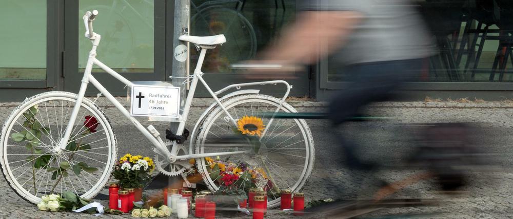 Immer wieder müssen Geisterräder in Berlin aufgestellt werden, weil Radfahrer im Straßenverkehr ums Leben kommen.