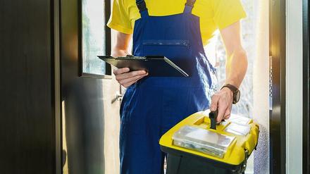 Handwerker und Außendienstmitarbeiter sollen laut Gesetz geimpft, genesen oder getestet sein. Kontrollieren soll das der Arbeitgeber.