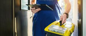 Handwerker und Außendienstmitarbeiter sollen laut Gesetz geimpft, genesen oder getestet sein. Kontrollieren soll das der Arbeitgeber.