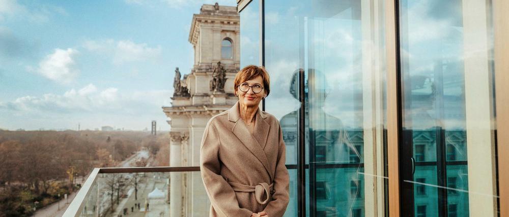 Die neue Bundesbildungsministerin Bettina Stark-Watzinger (FDP) auf dem Balkon des Jakob-Kaiser-Hauses.