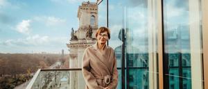 Die neue Bundesbildungsministerin Bettina Stark-Watzinger (FDP) auf dem Balkon des Jakob-Kaiser-Hauses.