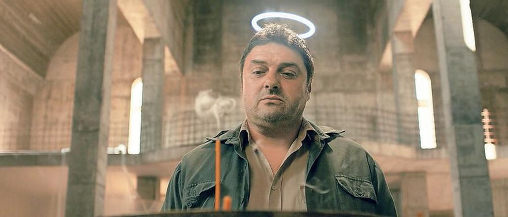 Sanfter Riese. Stojan (Goran Navojec) mit seinem Neonkringel.