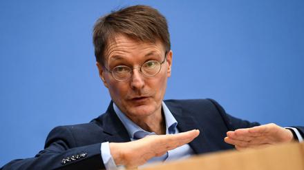 Der neue Gesundheitsminister Karl Lauterbach setzt alles an eine funktionierende Booster-Kampagne.