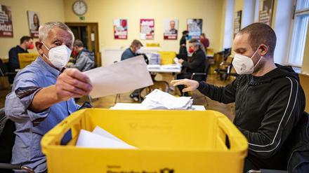 Mitglieder der Partei "Die Linke" öffnen im Karl-Liebknecht-Haus die Briefe mit dem Mitgliederentscheid zum Koalitionsvertrag mit SPD und Grünen.