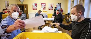 Mitglieder der Partei "Die Linke" öffnen im Karl-Liebknecht-Haus die Briefe mit dem Mitgliederentscheid zum Koalitionsvertrag mit SPD und Grünen.