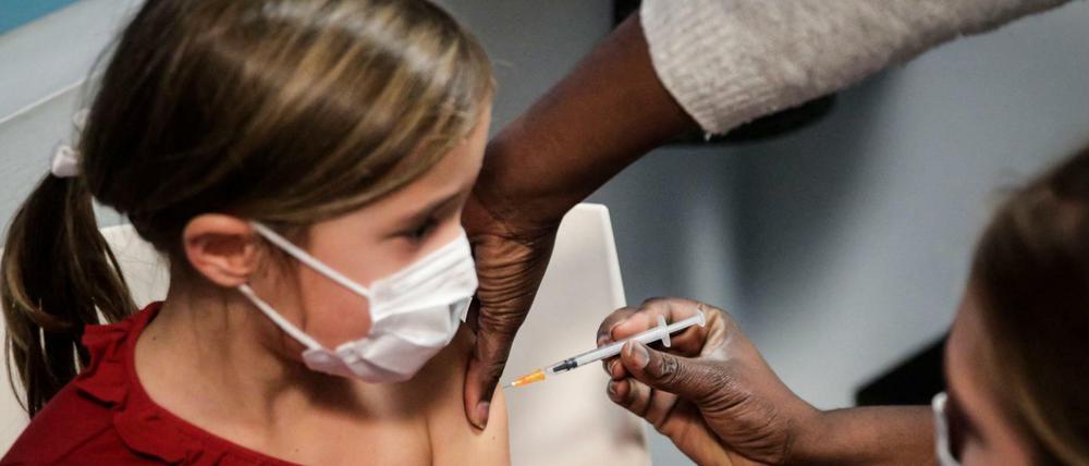 Kinder ab 5 Jahren können mittlerweile eine Corona-Impfung erhalten, unter dieser Altersgrenze stehen noch Tests aus.