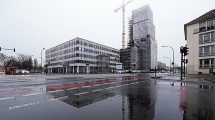 Das Rechenzentrum und die Baustelle des Garnisonkirchturms in Potsdam.