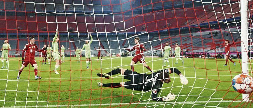 Drin. Thomas Müller (r.) brachte die Bayern gegen Wolfsburg früh auf Kurs. Danach zappelte der Ball noch weitere dreimal im Netz der Niedersachsen.