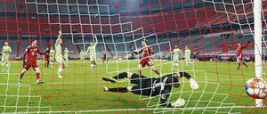 Drin. Thomas Müller (r.) brachte die Bayern gegen Wolfsburg früh auf Kurs. Danach zappelte der Ball noch weitere dreimal im Netz der Niedersachsen. 