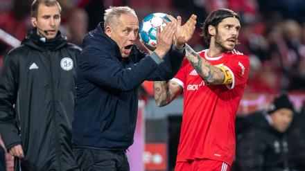 Lob vom Kapitän und vom gegnerischen Trainer. Christopher Trimmel (rechts) und Christian Streich stellten Union kurz vor Ende der Hinrunde ein gutes Zwischenzeugnis aus.