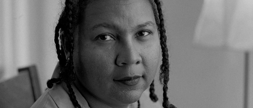 Die Autorin bell hooks 1996 in New York.
