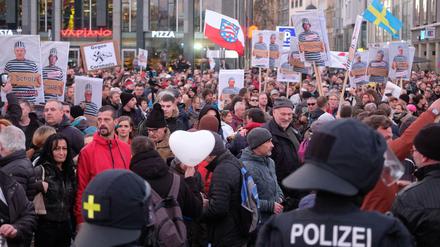 Teilnehmer einer Kundgebung von Kritikern der Coronamaßnahmen der Bundesregierung.